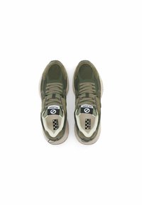 Olijfgroene sneakers met een bovenwerk van mesh en suede, dikke beige zool en tweekleurige veters. Bevat een logotag op de tong.