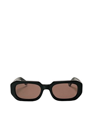 Lunettes de soleil rectangulaires noires avec des montures épaisses et des verres teintés marron, vues de face sur un fond blanc.