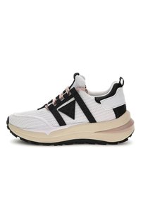 Scarpa sportiva in rete bianca con accenti neri e rosa, caratterizzata da una superficie texturizzata, suola spessa e un prominente logo del marchio sul lato.