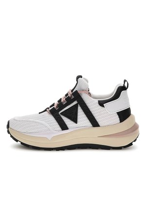Scarpa sportiva in rete bianca con accenti neri e rosa, caratterizzata da una superficie texturizzata, suola spessa e un prominente logo del marchio sul lato.