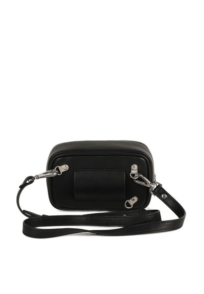 Borsa a tracolla in pelle nera con hardware argentato, forma rettangolare, chiusura con zip e tracolla rimovibile; presenta una tasca posteriore.