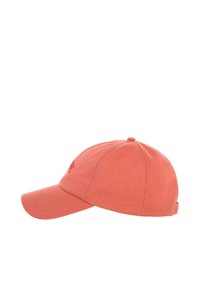 Adjustable baseball cap in coral cotton. Features a curved brim, embroidered logo detail, and a textured fabric. Classic six-panel design.