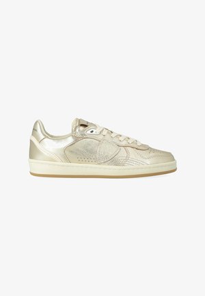 Sneaker in pelle metallizzata oro low-top con design a scudo traforato, chiusura con lacci e suola in gomma bianca su sfondo bianco.