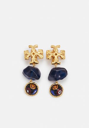 Boucles d'oreilles en ton or avec un design croix florale, des accents en pierre bleu foncé, et des pendentifs ronds aux motifs colorés.