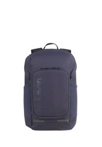 Navyblauwe rugzak met een gladde textuur, ritssluiting aan de bovenkant, logo aan de voorkant, zijvakken en verstelbare schouderbanden. Duurzaam materiaal, modern ontwerp.