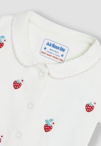 Romper in cotone per neonati di colore bianco, con colletto a scallop in rosa pastello e fragole rosse ricamate con dettagli blu. Etichette incluse.