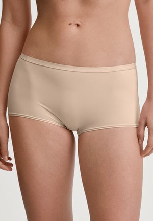Beige Hipster-Shorts aus glattem Stoff. Sie haben ein einfaches Design mit niedriger Taille und genähten Nähten, was einen bequemen Sitz bietet.