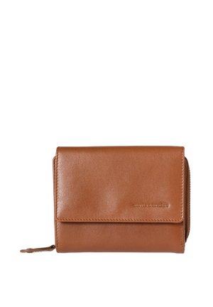 Portafoglio in pelle marrone con superficie liscia, chiusura a soffietto, chiusura con zip e logo impresso sul davanti. Forma rettangolare compatta.