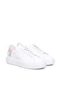 Sneakers bianchi con allacciatura, realizzati in pelle liscia, con un accent in rosa sul tallone, punta arrotondata e una spessa suola in gomma bianca.