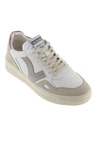 Zapatilla blanca con detalles de ante gris, caja de dedos perforada y suela beige. Presenta cordones beige y detalle en el talón rosa. Logo de la marca en la lengua.