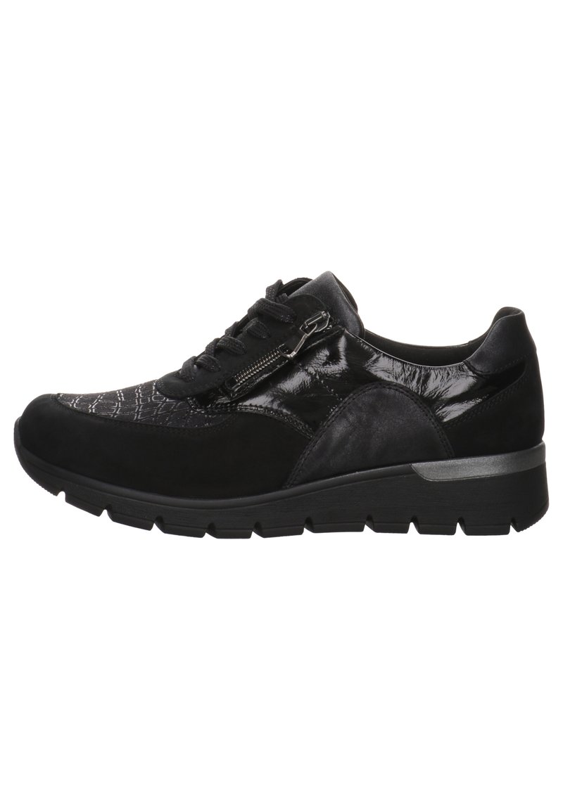 Sneaker nera con una finitura lucida e texture. Presenta un design con lacci e una zip laterale. Suola spessa e con motivo per un'aderenza migliorata.