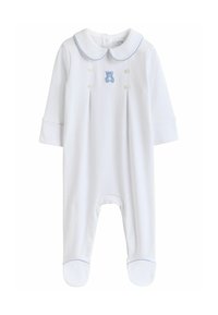 Weißer Babystrampler mit langen Ärmeln, einem runden Kragen und blauen Akzenten. Auf der Brust befindet sich ein gestickter blauer Teddybär. Weicher Stoff.