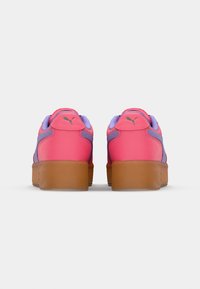 Sneakers z różową cholewką, fioletowymi akcentami i brązową gumową podeszwą. Wykonane z gładkiego materiału syntetycznego i z wyściełanym kołnierzem dla większego komfortu.