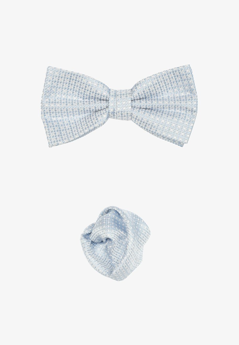 Nœud papillon bleu clair et cravate assortie, tous deux présentant un motif tissé texturé. Le nœud papillon a une forme classique, tandis que la cravate est nouée lâchement.