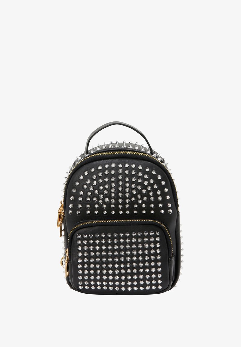 Fekete bőr hátizsák ezüst tüskékkel és szegecsekkel, kerek forma, tetején fogantyúval és elülső cipzáras zsebbel, kontrasztos arany kiegészítőkkel.