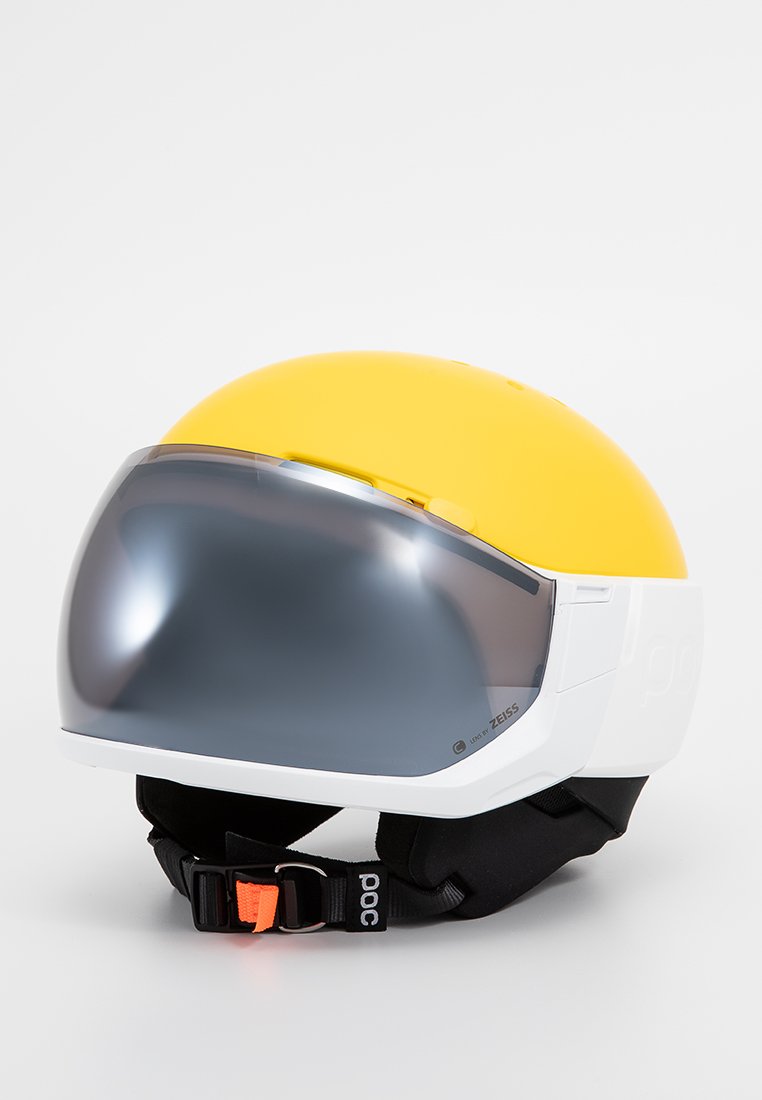 Ochronny kask z żółtą górą, ciemnym wizjerem, białymi i czarnymi akcentami oraz regulowanym pomarańczowym paskiem, zaprojektowany z myślą o trwałości i bezpieczeństwie.
