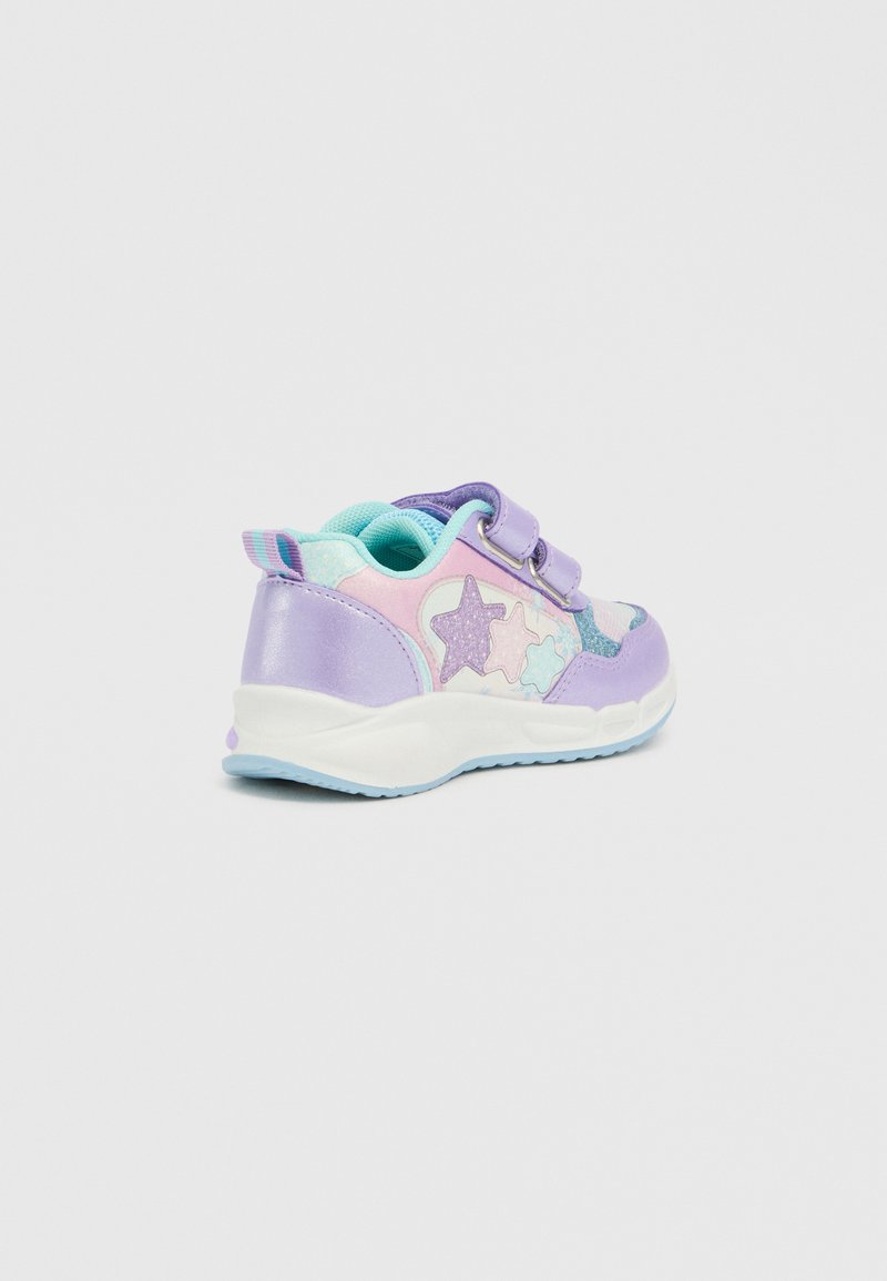 Sneaker per bambini in viola e rosa con motivi a stella, caratterizzate da una superficie liscia, doppio strap in velcro e suola in gomma bianca.