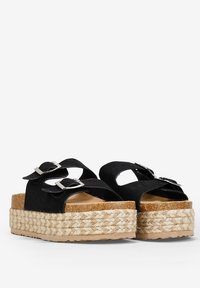 Sandali in suede nero con piattaforma, dotati di due dettagli a morsetto, suola intermedia in corda di juta e suole in gomma. Design aperto sulla punta e ritagli per una maggiore traspirabilità.