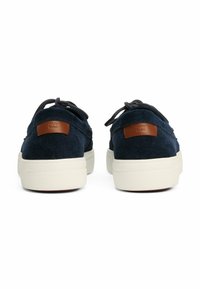 Tommy Hilfiger TOMMY HILFIGER LACE-UP SUEDE HYBRID BOAT SHOES - Náuticos - desert sky