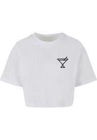 Hvid cropped t-shirt lavet af bomuld. Har et sort martiniglas grafisk design på venstre bryst. Korte ærmer og rund halsudskæring.