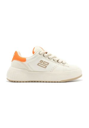 Sneaker bianche con accenti arancioni, dotate di suola piatta, parte superiore testurizzata e grande logo sul lato. Inclusi lacci e collo imbottito.
