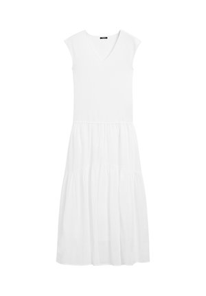 Witte katoenen maxi-jurk met een V-hals, korte kapmouwen en een gelaagd rokdesign, met een zachte textuur en een vloeiende silhouet.