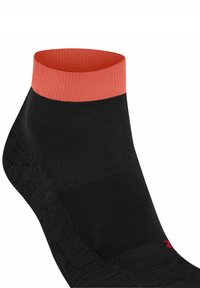 Czarna skarpetka do kostki o teksturowanej powierzchni; z kontrastującą koralową mankietą. Czerwony detal logo w pobliżu pięty.