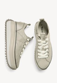 Sneakers in tela taupe con una spessa suola bianca, superficie testurizzata, accenti grigi a contrasto e lacci rotondi; dotati di un tab di estrazione sul tallone.