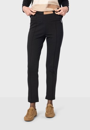 Zwarte slim-fit broek met een gladde textuur, voorzien van twee zijzakken, een middelhoge tailleband en subtiele stiksels aan de zijkant.