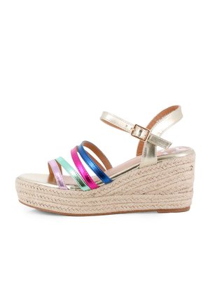 Sandalia de cuña con suela de yute trenzado, con detalles en tiras doradas y múltiples bandas brillantes y coloridas en verde, azul, rosa y plata.