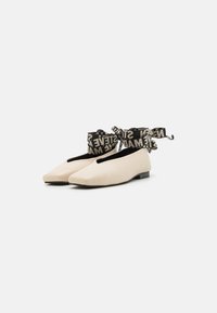 Steve Madden FOSSE - Ballerina med reim - offwhite