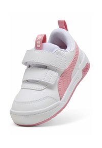 Hvit sneaker med rosa detaljer, med en glatt syntetisk overdel, borrelåsremmer, polstret krage og teksturert gummisåle.
