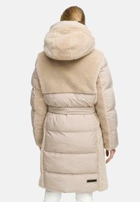 Beige Pufferjacke mit einer Kapuze aus Kunstfell und einer Rückenpasse, ausgestattet mit einem taillierten Gürtel und gestepptem Material. Akzente beinhalten ein Logo-Patch.