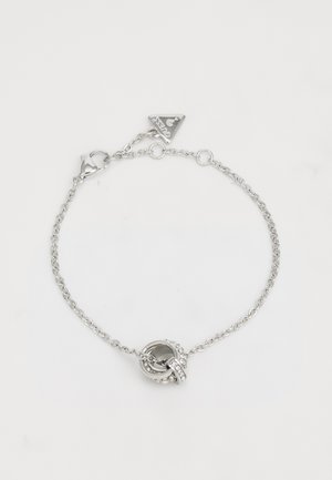 Ezüst karkötő csavart dizájnnal, apró, tiszta kristályokkal díszítve, homárkapoccsal és háromszög medállal kiegészítve.