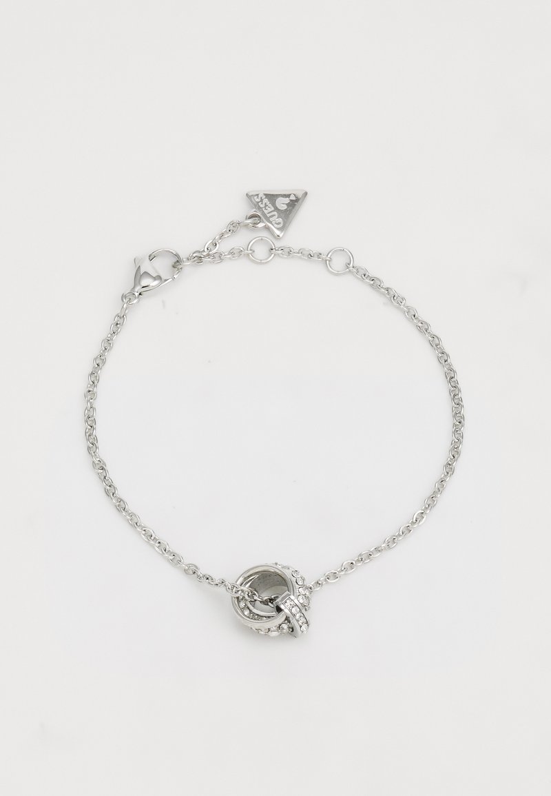 Pulseira de prata com um design torcido, adornada com pequenos cristais transparentes, finalizada com um fecho de lagosta e um pendente em forma de triângulo.