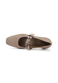 Zapato de ante beige con punta cuadrada y una correa decorativa de piel de serpiente, con una hebilla plateada, visto desde arriba.