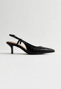 Escarpins à bride arrière en vernis noir avec un bout pointu et une texture crocodile. Présentent une bride de cheville ajustable et un talon fin.