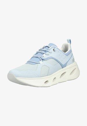 Světle modrá a bílá sportovní teniska s síťovanými panely, tlustou podrážkou s ventilačními otvory a elastickým šněrovacím systémem.