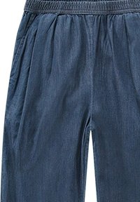 Jeansy z elastycznym paskiem w talii, charakteryzujące się luźnym krojem z zakładkami, w ciemnoniebieskim kolorze, gładką teksturą i casualowym stylem.