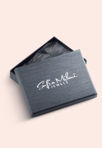 Grå tekstureret smykkeboks med let glans, der har et hvidt logo med teksten "Sofia Milani JEWELS" på låget. Indeni er der sort silkepapir.
