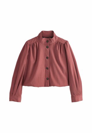 Langærmet bluse i støvet rosa med høj krave, fem sorte knapper ned foran og diskrete læg nær skuldre og manchetter.