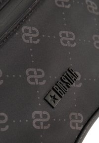Juodas audinės maišelis su subtiliu kartojančiu raštu ir iškilniu juodu "BIG STAR" logotipu. Lygus paviršius su elegantišku, minimalistiniu dizainu.