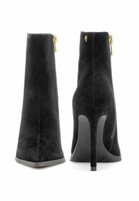 Czarne zamszowe botki za kostkę na wysokim obcasie w stylu stiletto, z tylnym zamkiem błyskawicznym i gładką fakturą; minimalistyczny design z lekko kanciastym noskiem.