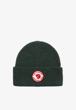 Bonnet en maille vert foncé avec un revers, orné d'un écusson rond rouge et blanc Fjällräven Sweden 1960.