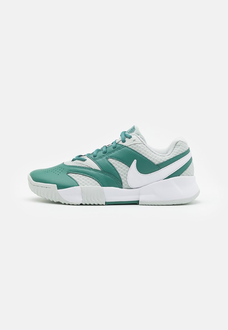 Nike Performance COURT LITE 4 - Pantofi de tenis pe zgură - light silver/white/bicoastal/black