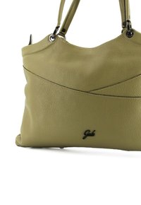 Borsa in pelle verde oliva con superficie texturizzata, dotata di due manici, dettagli cuciti e un logo discreto sul davanti.