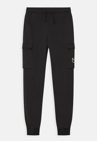 Černé tepláky vyrobené z měkké tkaniny, které mají dvě boční kapsy typu cargo, elastický pas se stahovací šňůrkou a malou logovou aplikaci.