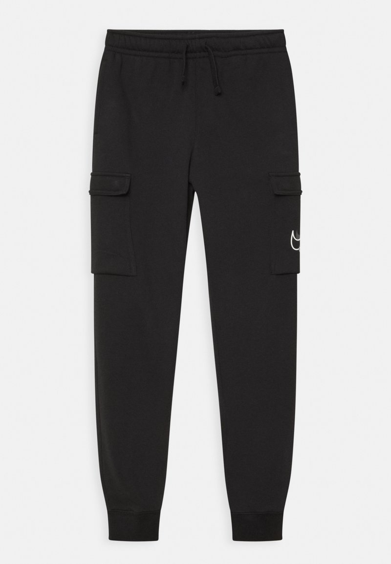 Černé tepláky vyrobené z měkké tkaniny, které mají dvě boční kapsy typu cargo, elastický pas se stahovací šňůrkou a malou logovou aplikaci.