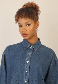Apart MIT KRISTALLSTEINEN - Overhemdblouse - mittelblau