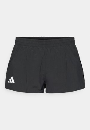 Juodi sportiniai šortai su tekstūruota juosmens juosta, šoninėmis kišenėmis ir baltu logotipu su trimis juostelėmis apatinėje kairėje pusėje.